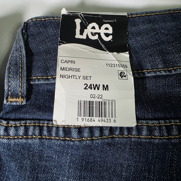 LEE Regular Fit Midrise Fit Denim Capris- Women's Plus Size 24 NWT - Picture 4 of 6